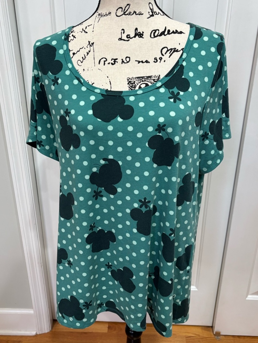 LuLaRoe 2XL Green Minnie Mouse Short Sleeve top. EUC